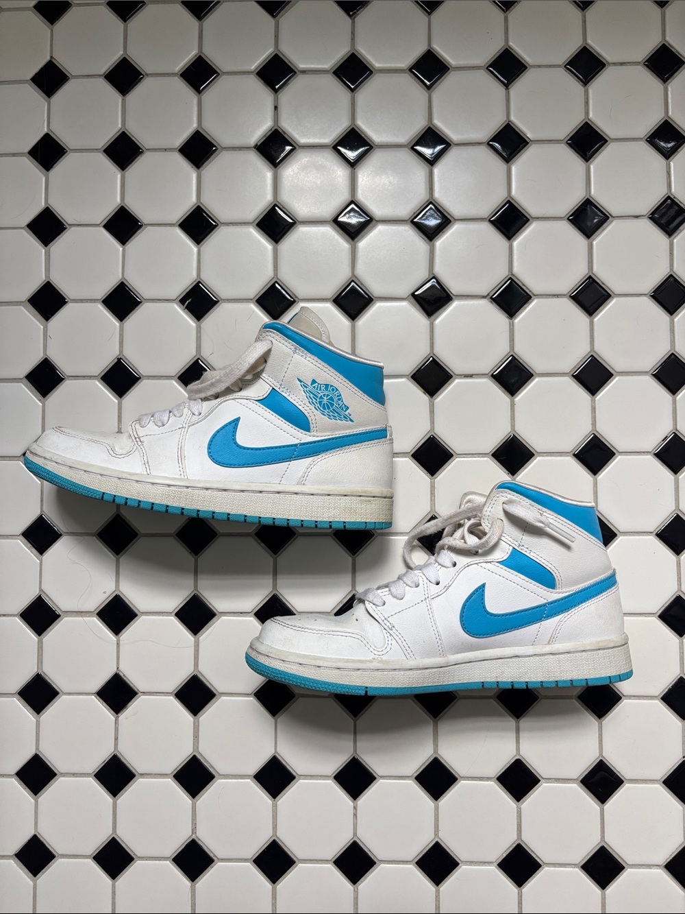 Nike Air Jordan 1 Mid "UNC" - White & Light Blue - size: W6.5